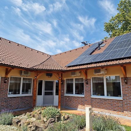 Holiday Apartmanhaz Gyula Buitenkant foto