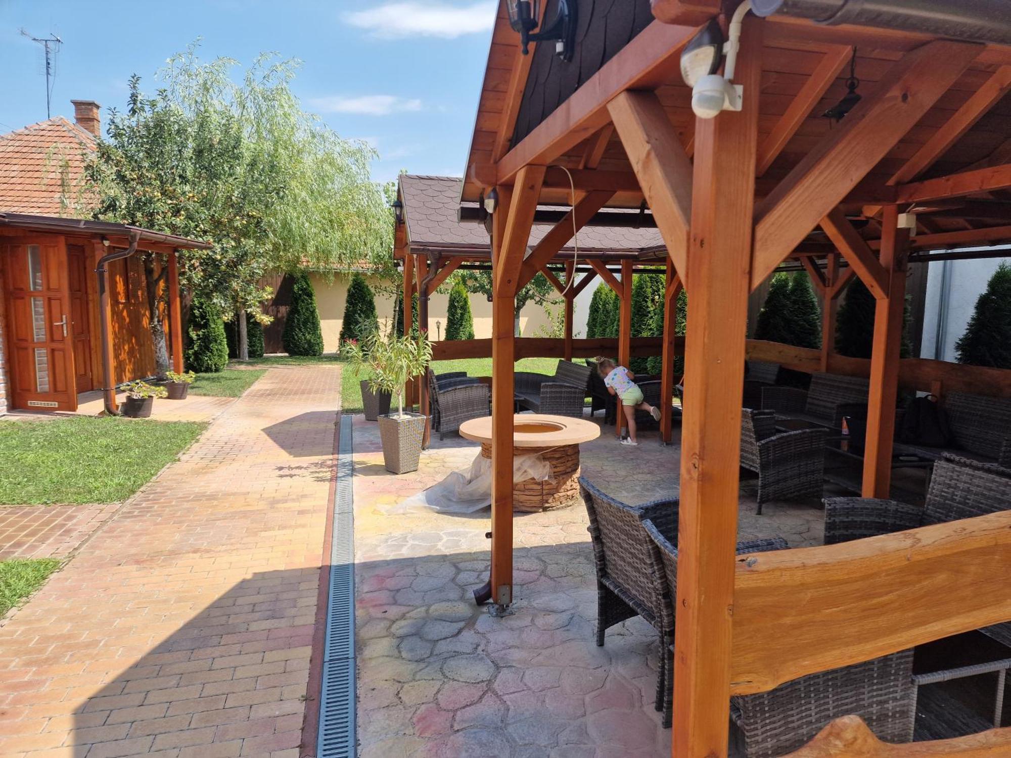 Holiday Apartmanhaz Gyula Buitenkant foto