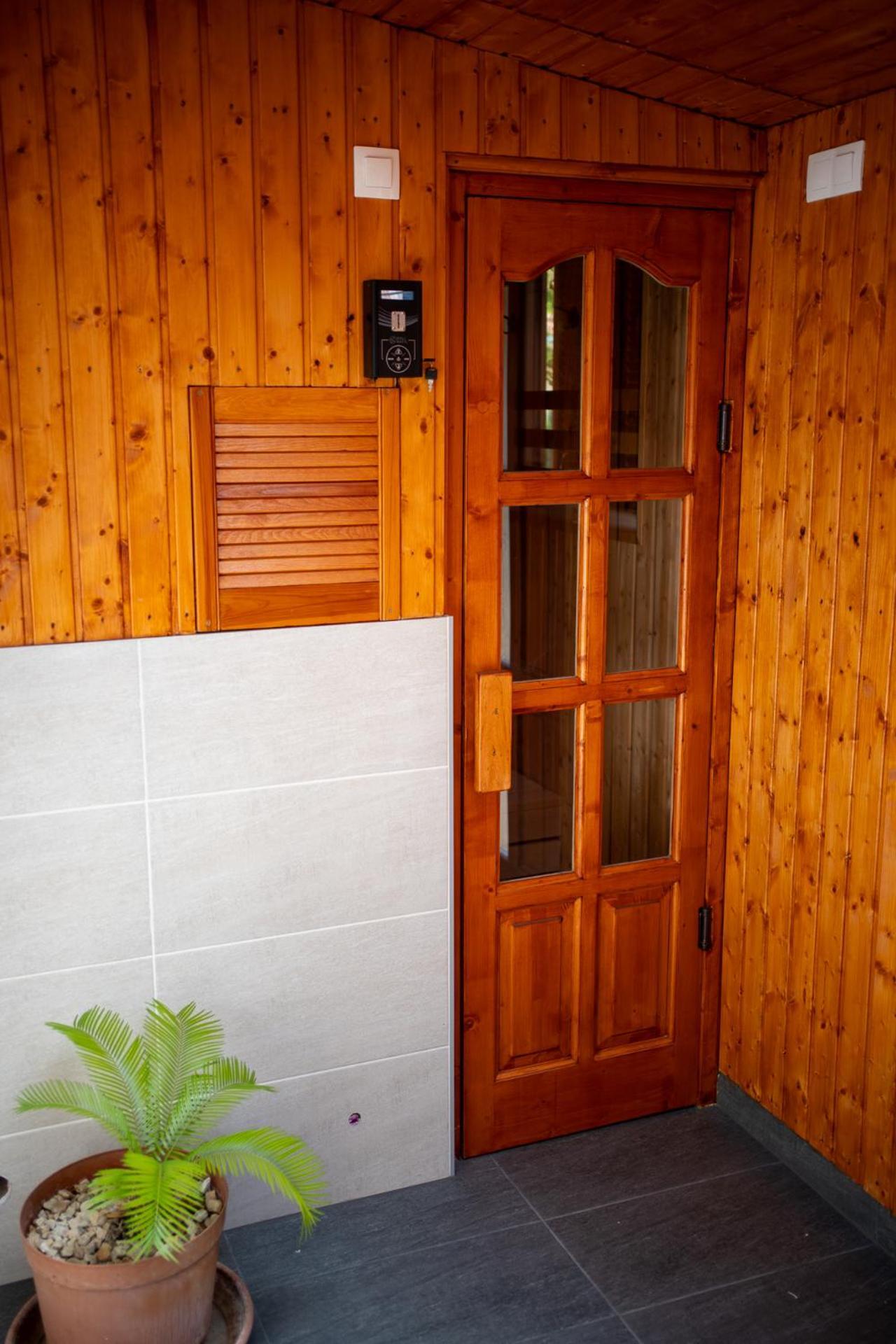 Holiday Apartmanhaz Gyula Buitenkant foto