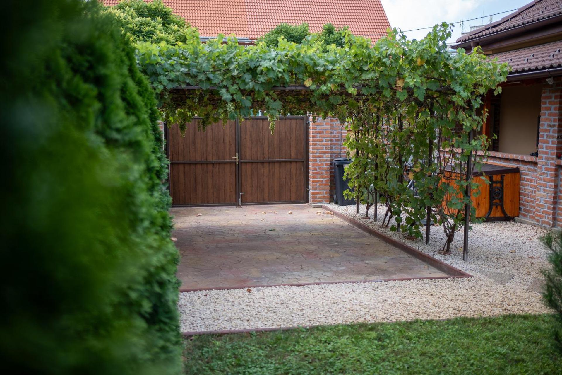 Holiday Apartmanhaz Gyula Buitenkant foto